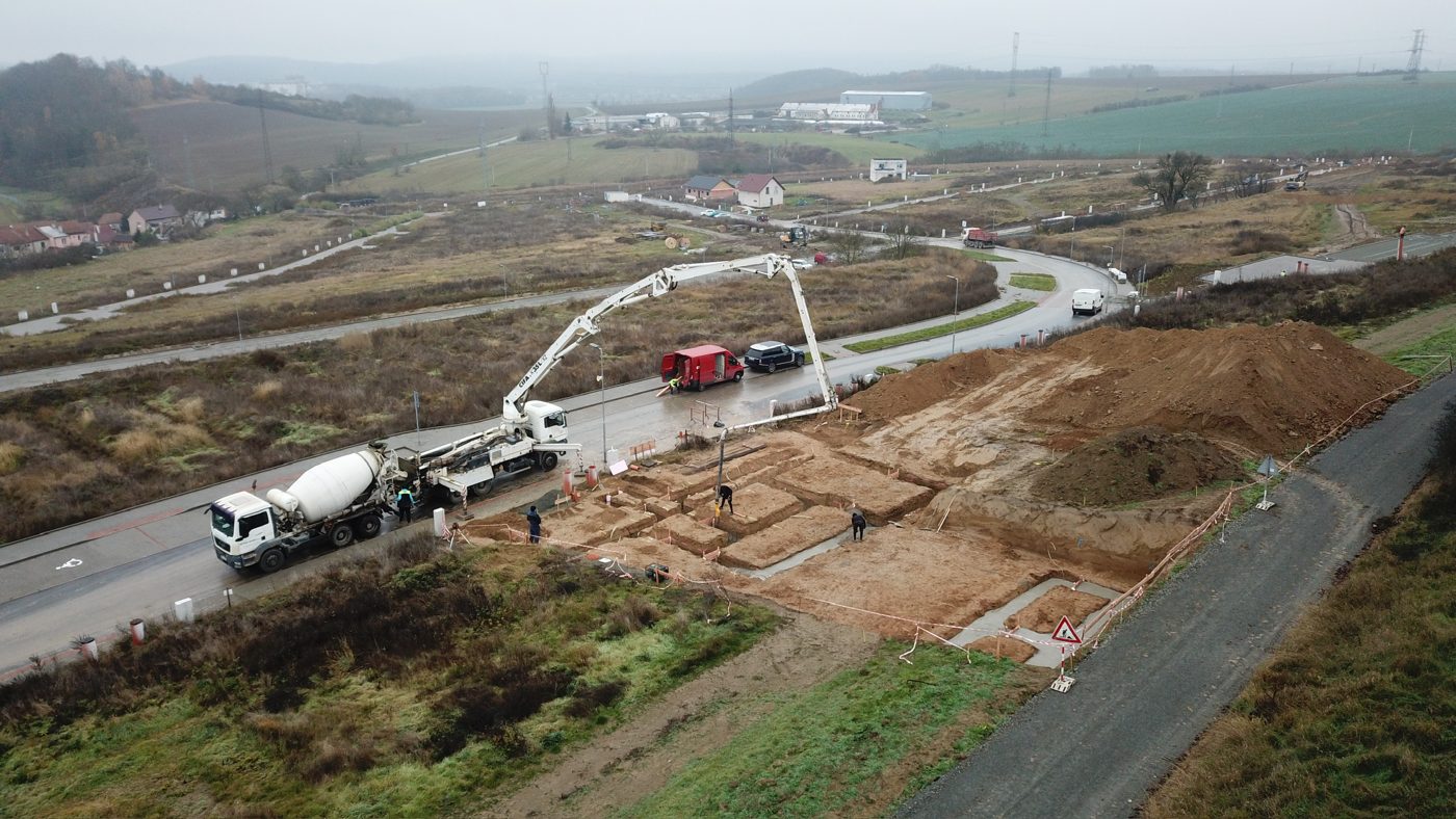 Betonáž základových pasů z čerpadla, pohled z dronu